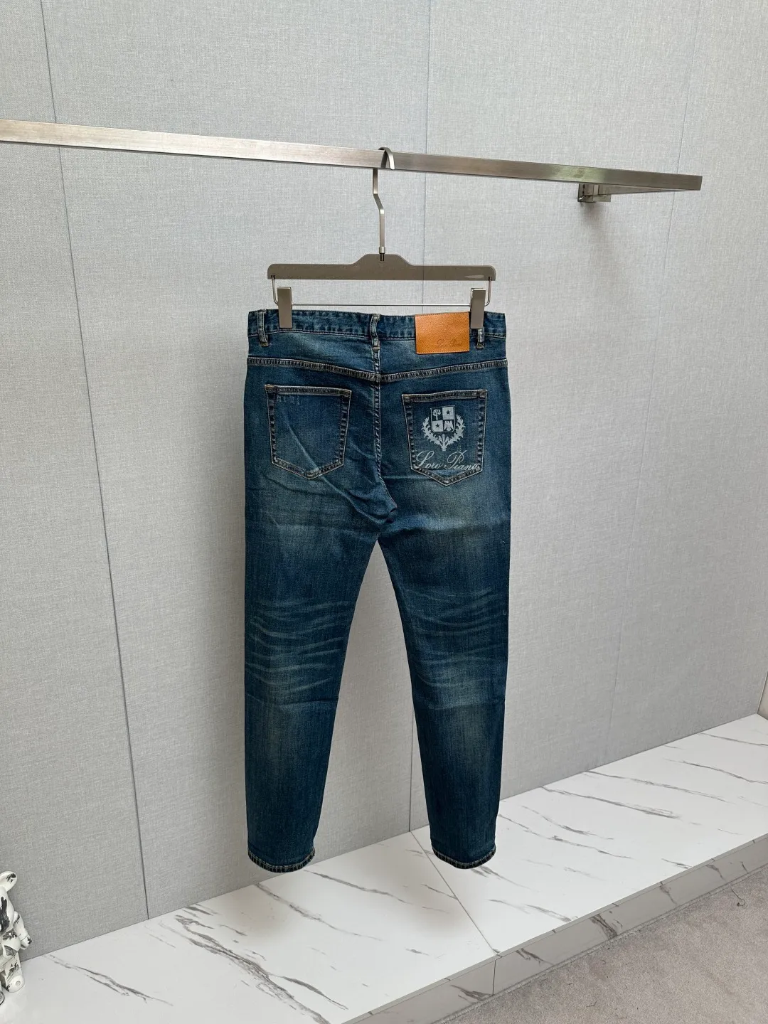 Available at the LP official website counter at the same time, the original is a very stylish pair of jeans, customized with original washed denim fabric, unique design, top-notch printing technology letter pattern logo, original hardware accessories decoration, an extremely outstanding pair of jeans, the materials and craftsmanship are extremely luxurious and exquisite, extremely high-grade, handsome and stylish upper body, recommended 👍, Sizes: 29-38